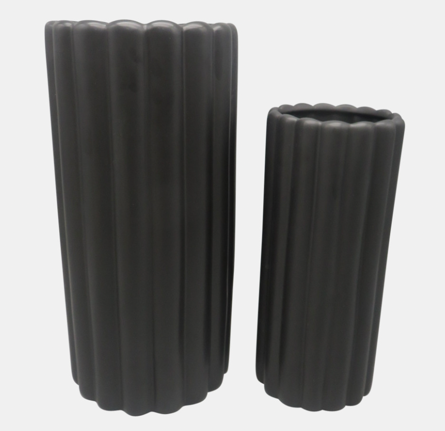 Black ribbed vase s2